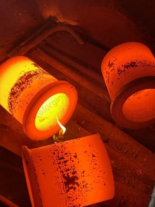 Forja de anillos interiores de gran diámetro para engranajes de maquinaria pesada.