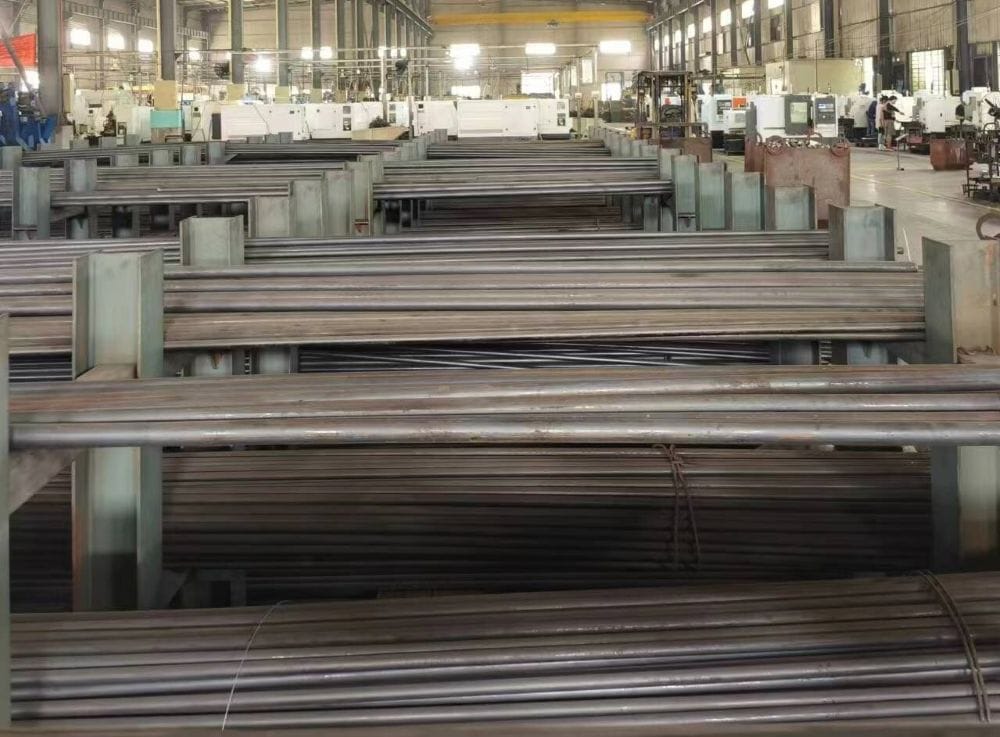 Forging materials are metals capable of controlled plastic deformation under high temperature and compressive force. During forging, grain flow aligns with component geometry, improving strength and fatigue resistance compared to cast structures.Key characteristics include:High ductility at forging temperature
Crack resistance under compression
Stable microstructure after coolingMetals that forge well maintain structural integrity while allowing complex shaping.